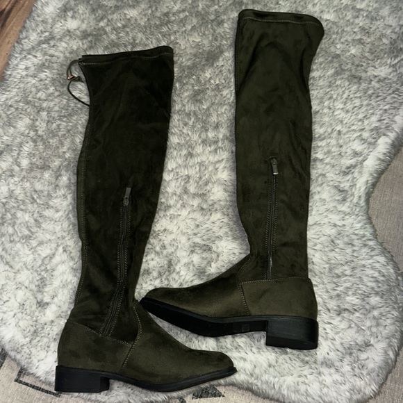 NWOT. Woman’s Nature Breeze Olive green suede knee high boots. Size 8. - Picture 2 of 5